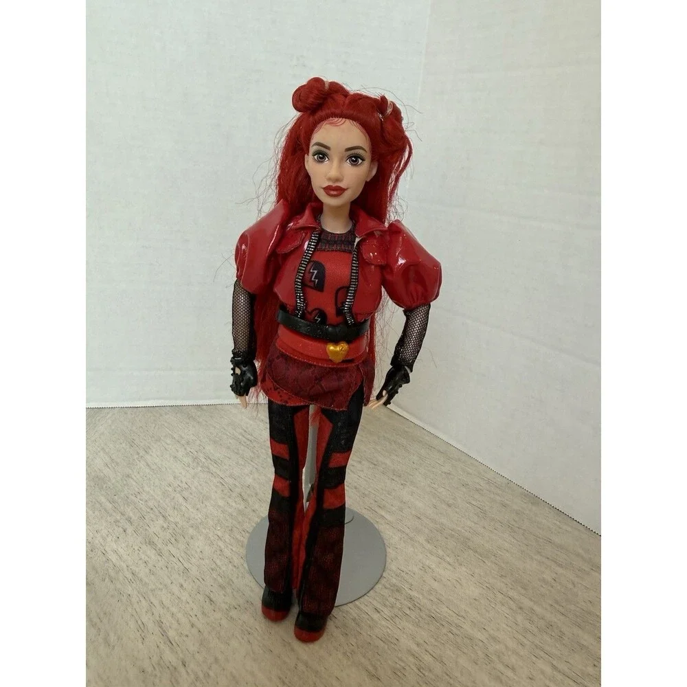 Disney Descendants Doll Rise of Red Daughter of Queen of Hearts 11” & Doll Stand